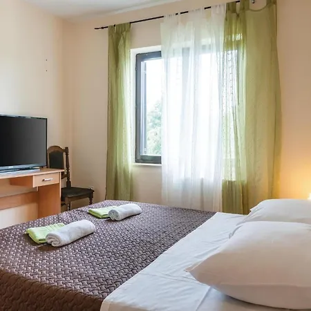 Pet Friendly In Pazin With Jacuzzi 別荘