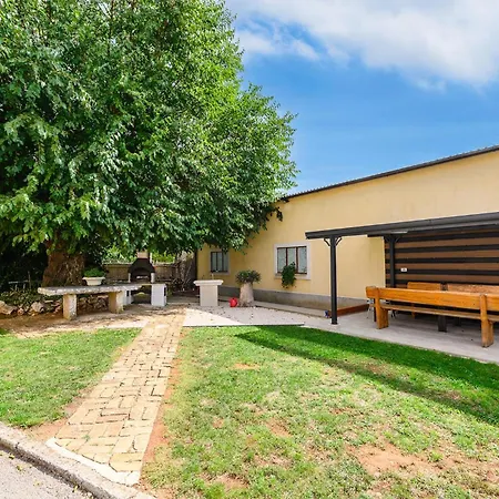 Pet Friendly In Pazin With Jacuzzi 別荘
