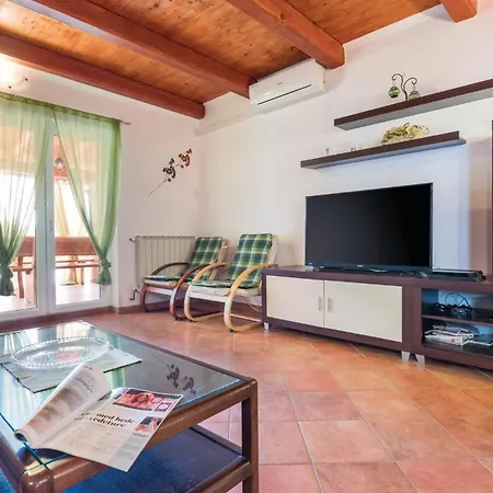 Pet Friendly Home In Pazin With Jacuzzi Holiday home Heki