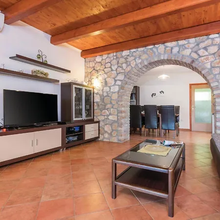 Pet Friendly Home In Pazin With Jacuzzi * Heki