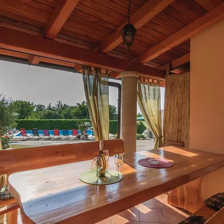 Pet Friendly Home In Pazin With Jacuzzi Holiday home Heki